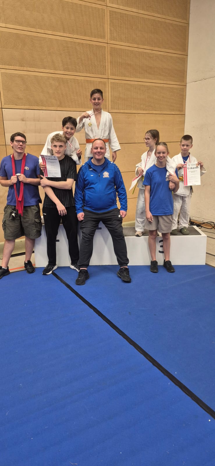 Judoka des 1. JC Großkrotzenburg mit Trainern bei den Bezirksbestenkämpfen 2026 in Wächtersbach