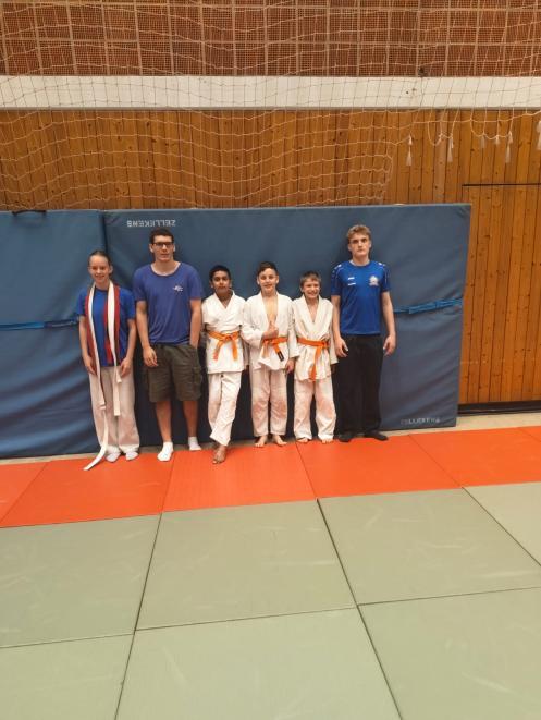 Die JCG-TIGERS mit ihren Trainern auf der Judomatte in Fulda.